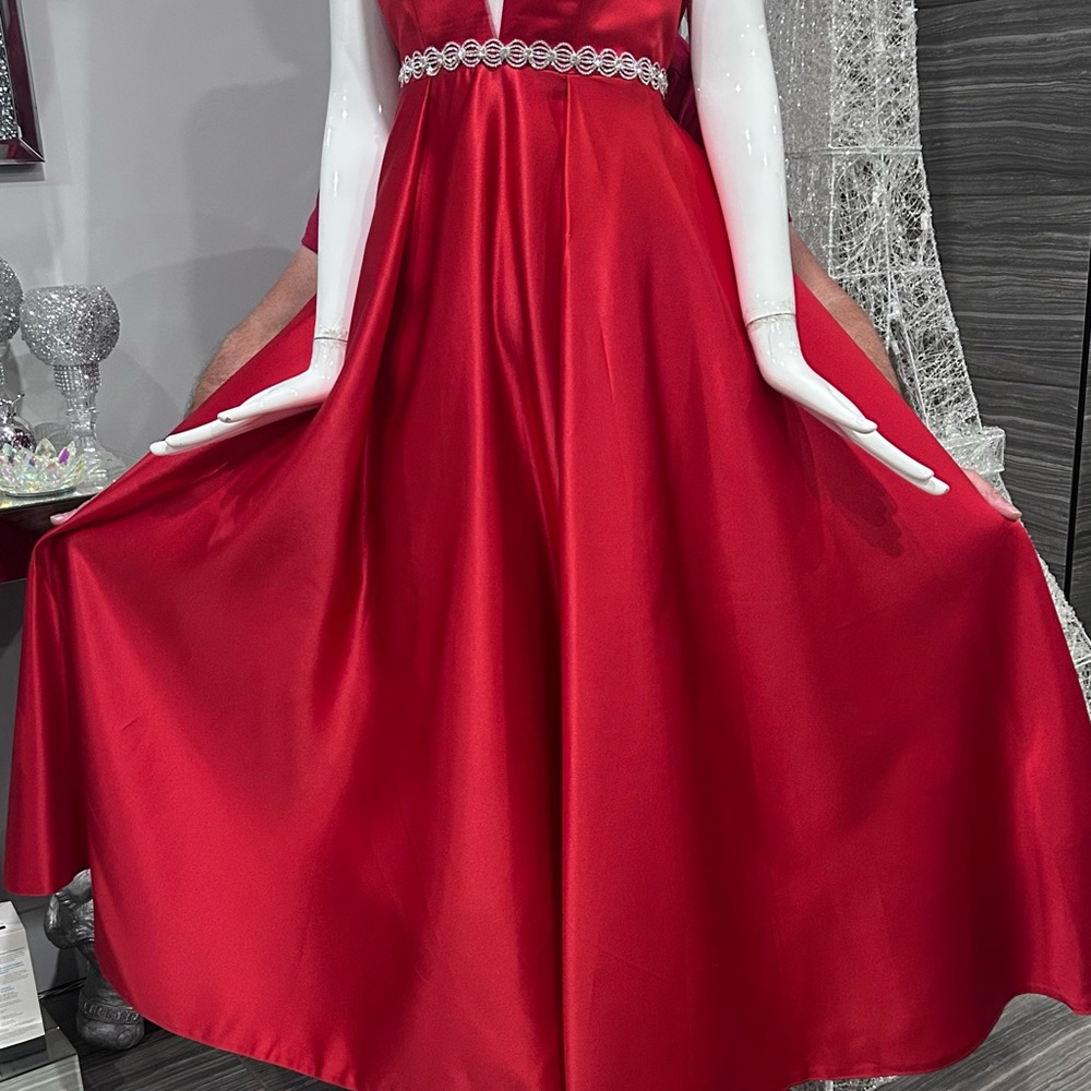 NWT 🩸Elegant Red Evening Gown. - Picture 4 of 17